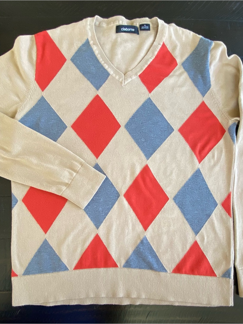 Claiborne Men’s Beige V-Neck Argyle Sweater w/ Red & Light Blue Gray Diamonds